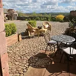 Historic Converted Byre In Courtyard Of 16c House Dom wakacyjny