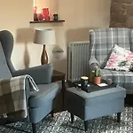 Dom wakacyjny Historic Converted Byre In Courtyard Of 16c House *