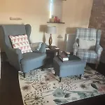 Dom wakacyjny Historic Converted Byre In Courtyard Of 16c House