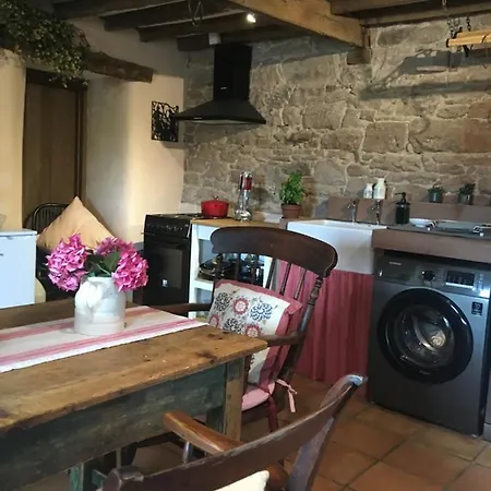 Historic Converted Byre In Courtyard Of 16c House