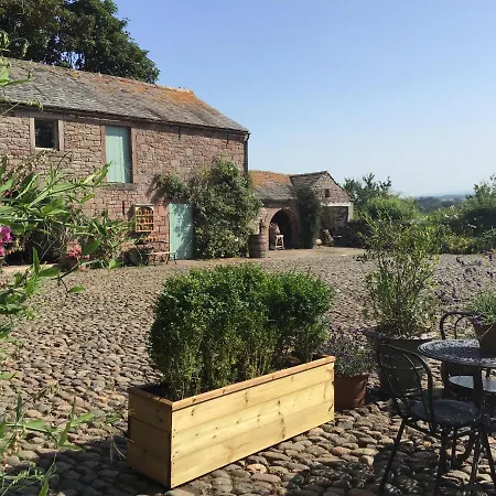 Historic Converted Byre In Courtyard Of 16c House Feriehus Caldbeck