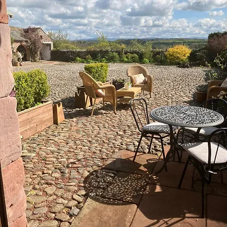 Historic Converted Byre In Courtyard Of 16c House Ferienhaus