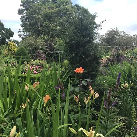 Historic Converted Byre In Courtyard Of 16c House