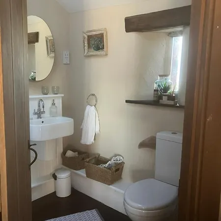 Historic Converted Byre In Courtyard Of 16c House Feriehus *