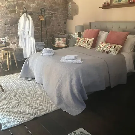 Holiday home Historic Converted Byre In Courtyard Of 16c House *