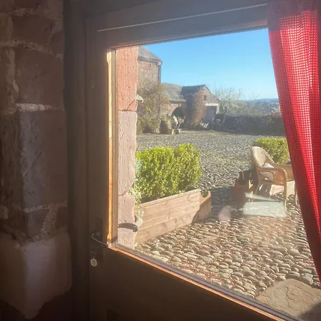 Historic Converted Byre In Courtyard Of 16c House