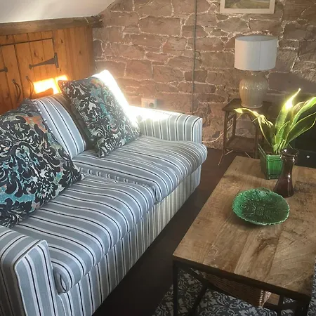 Historic Converted Byre In Courtyard Of 16c House Feriehus