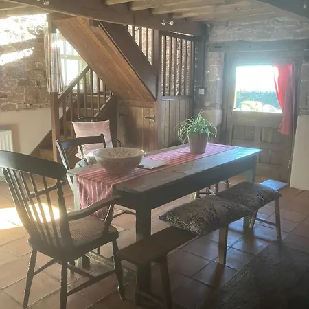 Historic Converted Byre In Courtyard Of 16c House *