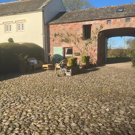 Historic Converted Byre In Courtyard Of 16c House Holiday home