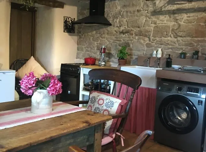 Historic Converted Byre In Courtyard Of 16c House