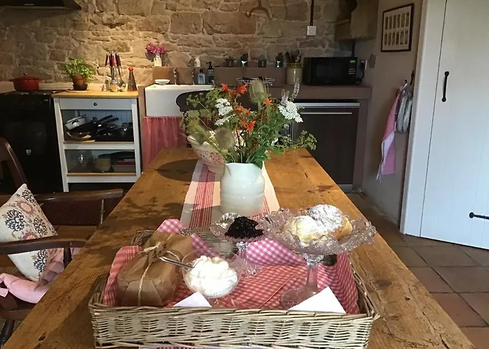 بيت للعطل Historic Converted Byre In Courtyard Of 16c House *