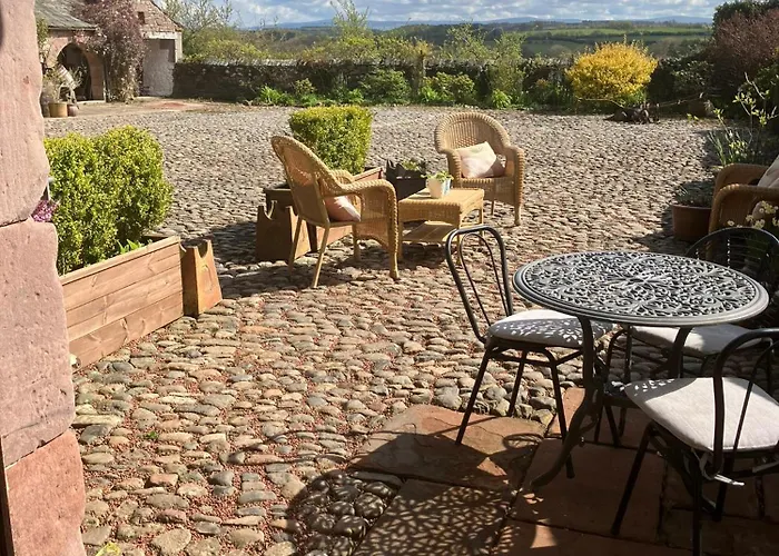 Historic Converted Byre In Courtyard Of 16c House بيت للعطل