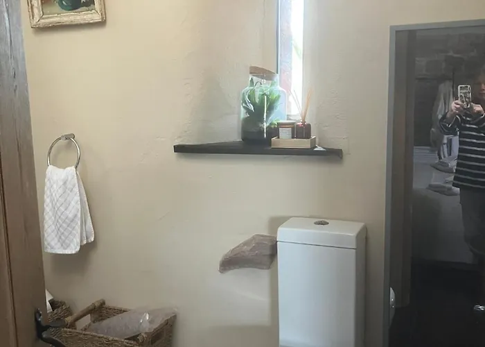 بيت للعطل Historic Converted Byre In Courtyard Of 16c House