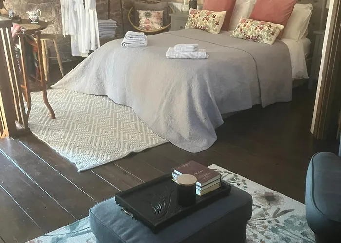 Historic Converted Byre In Courtyard Of 16c House بيت للعطل