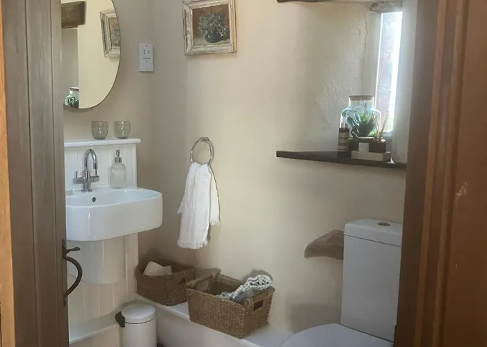 Historic Converted Byre In Courtyard Of 16c House بيت للعطل *