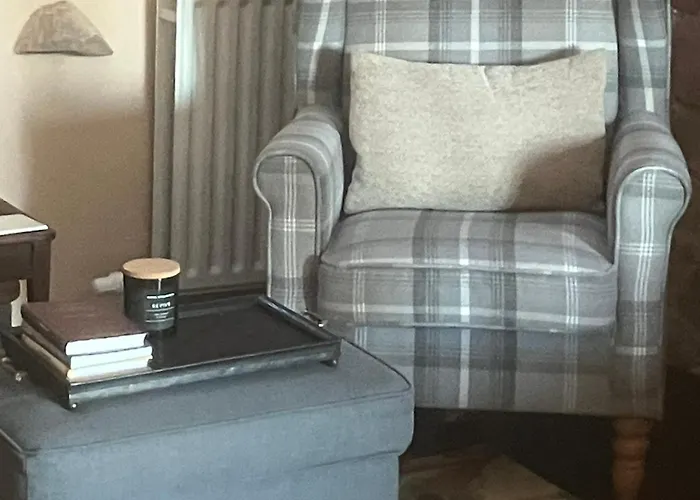 Historic Converted Byre In Courtyard Of 16c House *