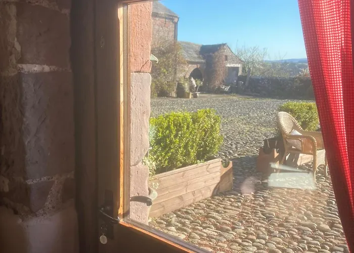 Historic Converted Byre In Courtyard Of 16c House