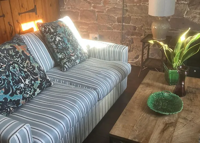 Historic Converted Byre In Courtyard Of 16c House بيت للعطل