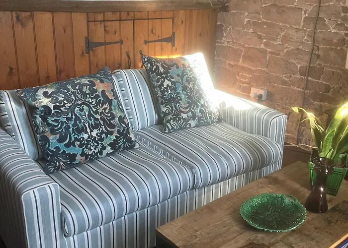 Historic Converted Byre In Courtyard Of 16c House بيت للعطل *