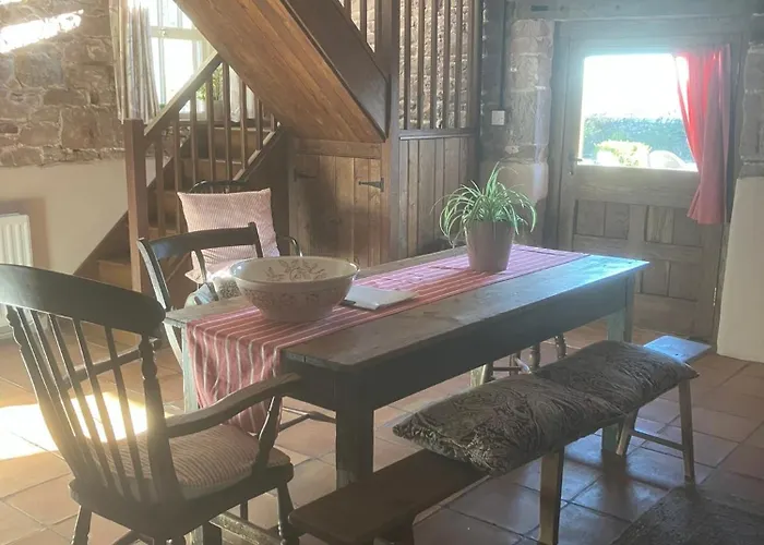 Historic Converted Byre In Courtyard Of 16c House *