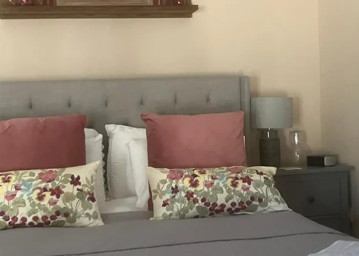 Historic Converted Byre In Courtyard Of 16c House